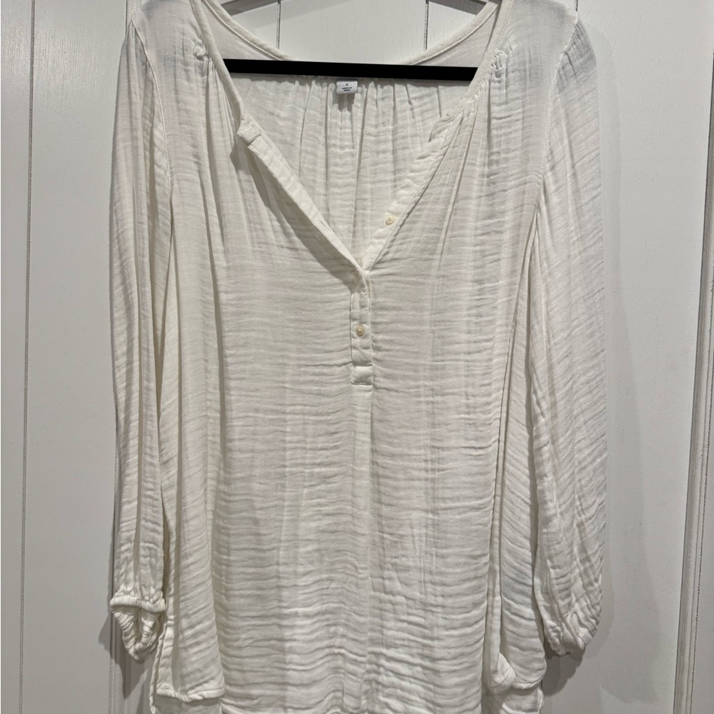 Old Navy seersucker white Blouse with Button Detail